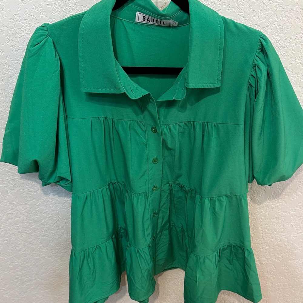 NWOT. Kelly Green Puff Sleeve Tiered Button-Front Blouse, Size Large
